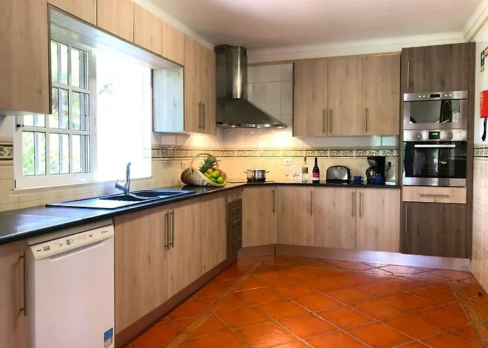 5 Bedroom Private Tenazinha Iii, Pool, Garden, Bbq